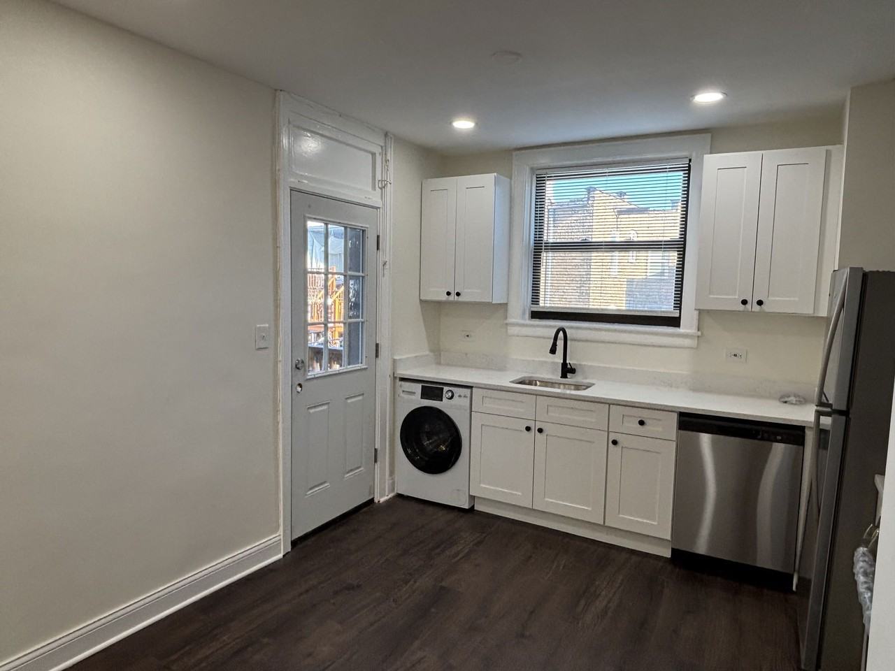 5509 N Lincoln Ave #3 - Photo 3 of 8