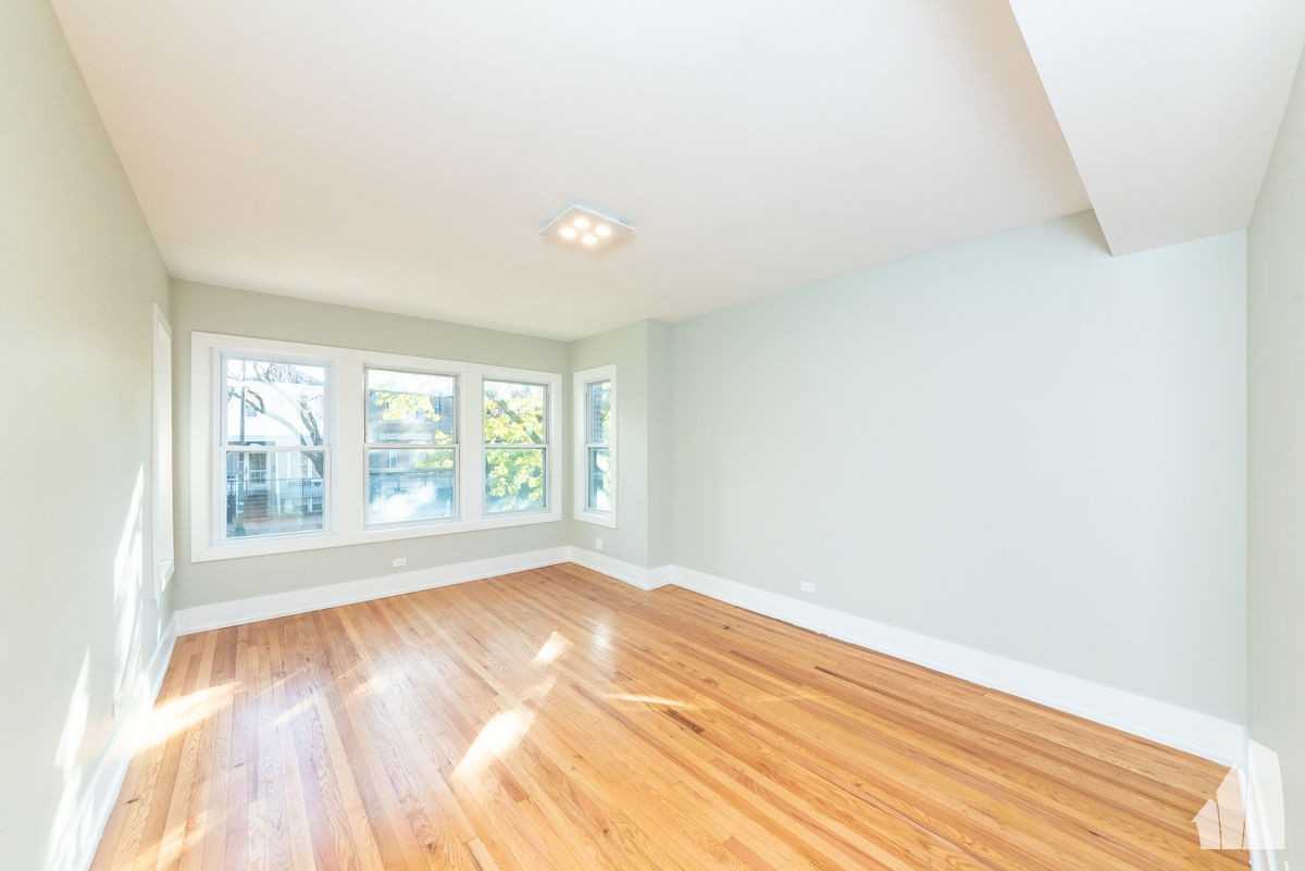 1122 W Addison St #1 - Photo 4 of 8