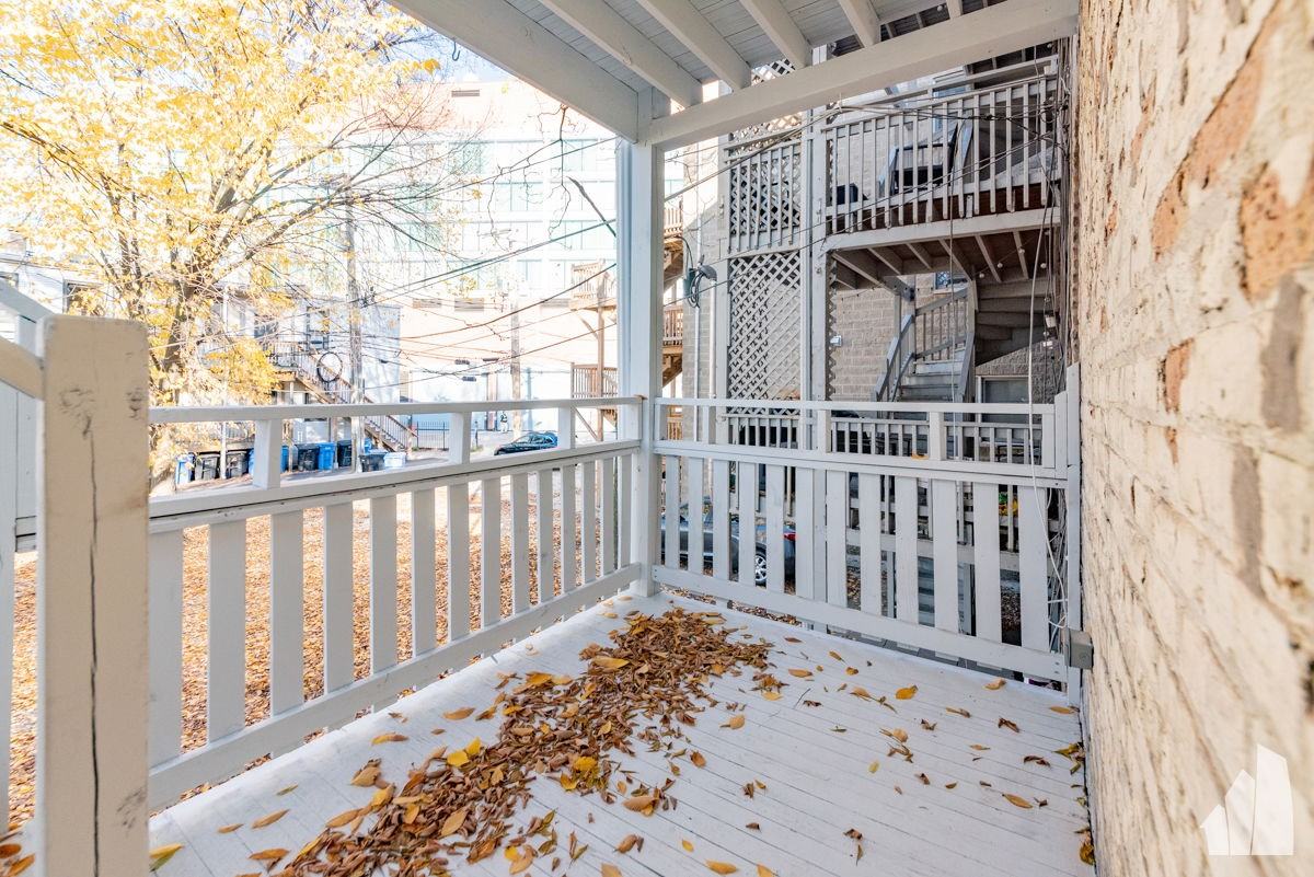 1122 W Addison St #1 - Photo 6 of 8