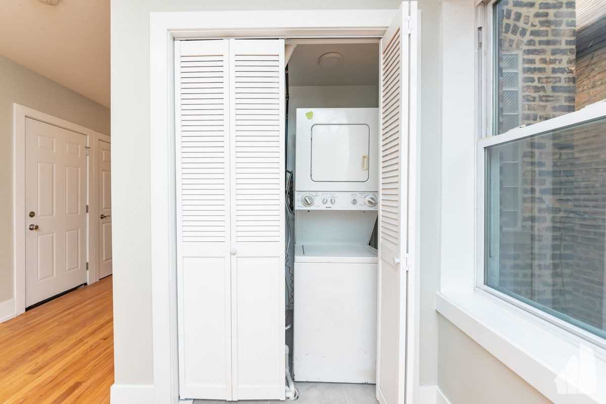 1122 W Addison St #1 - Photo 7 of 8