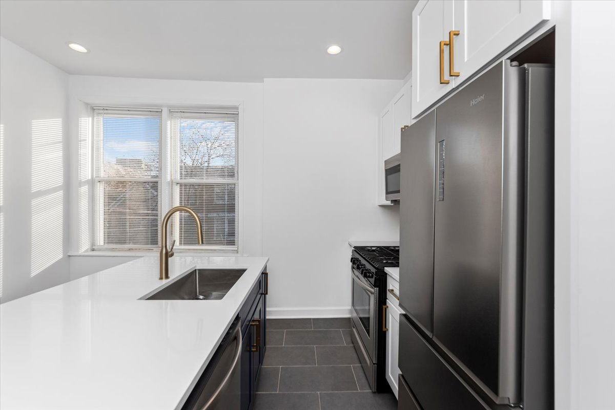 2350 West Charleston Street #3R - Photo 3 of 8