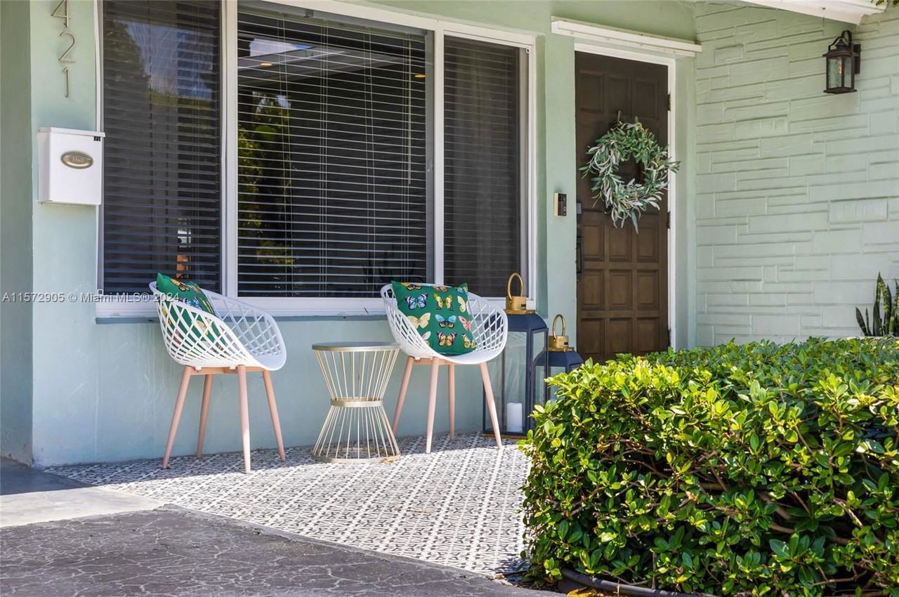 1421 Ne 41st St - Photo 3 of 8