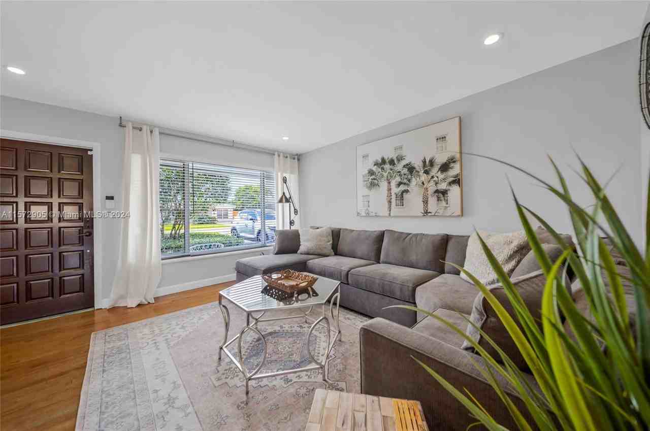 1421 Ne 41st St - Photo 4 of 8