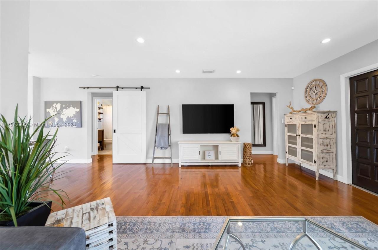 1421 Ne 41st St - Photo 5 of 8