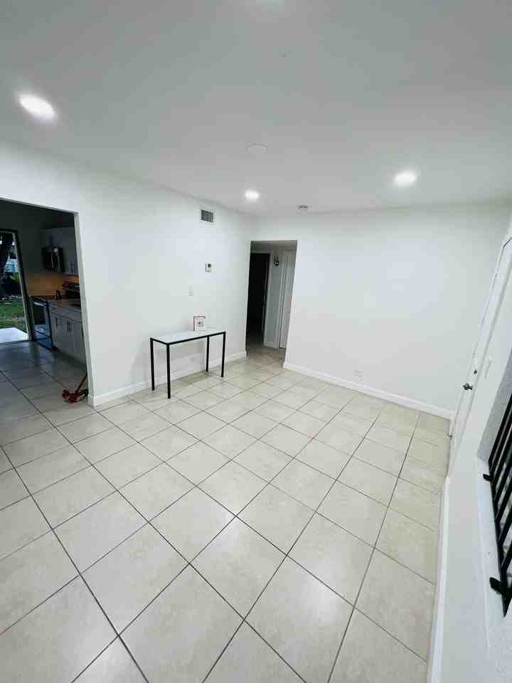 2335 West Bunche Park Drive - Photo 4 of 8