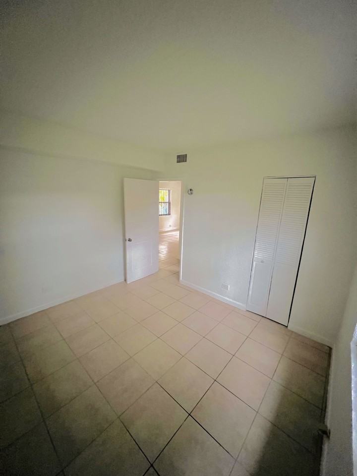 2335 West Bunche Park Drive - Photo 6 of 8