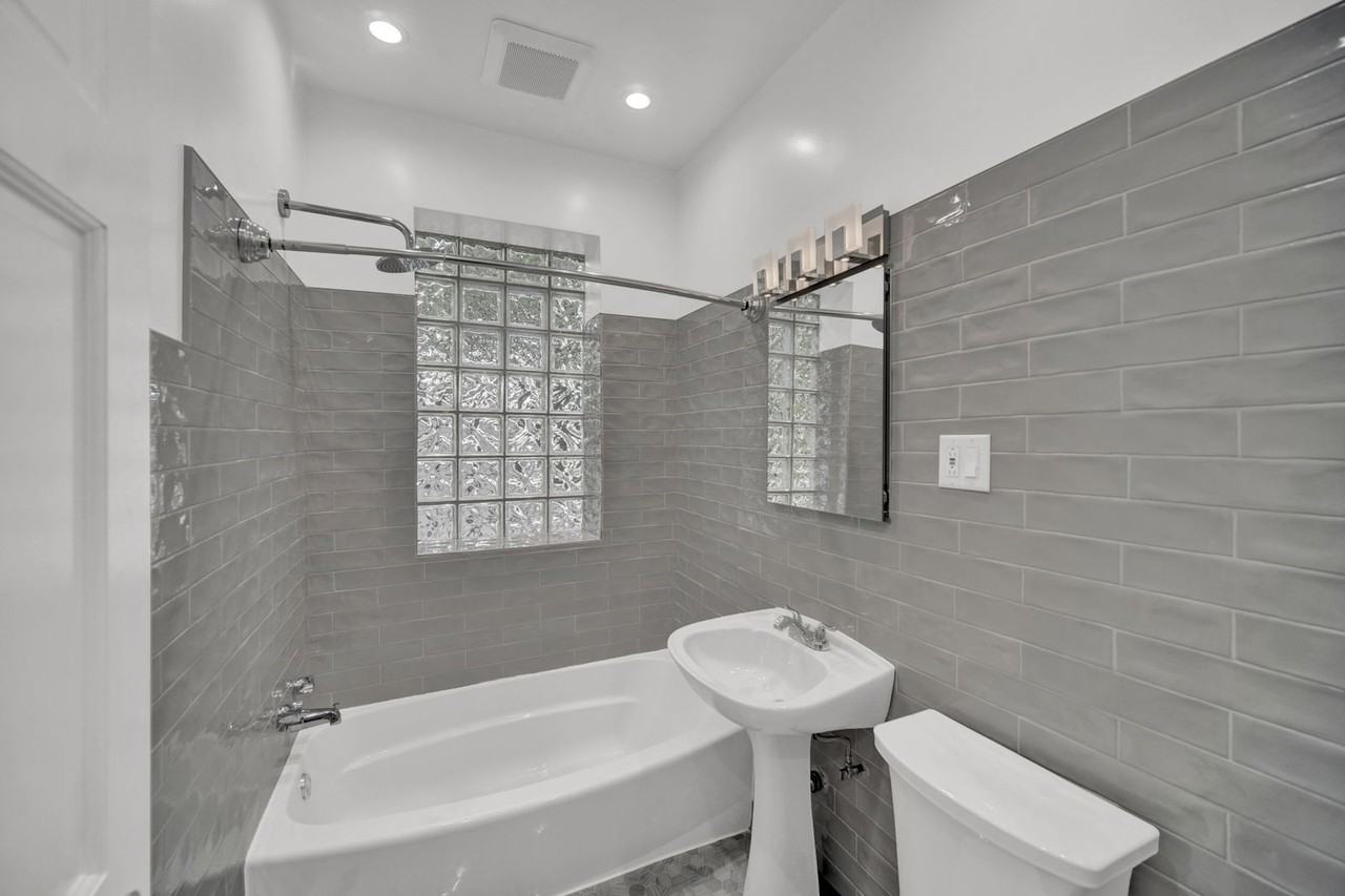 3234 W Waveland Ave #2 - Photo 3 of 8