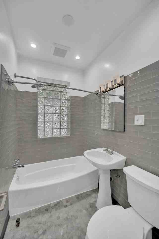 3234 W Waveland Ave #2 - Photo 4 of 8