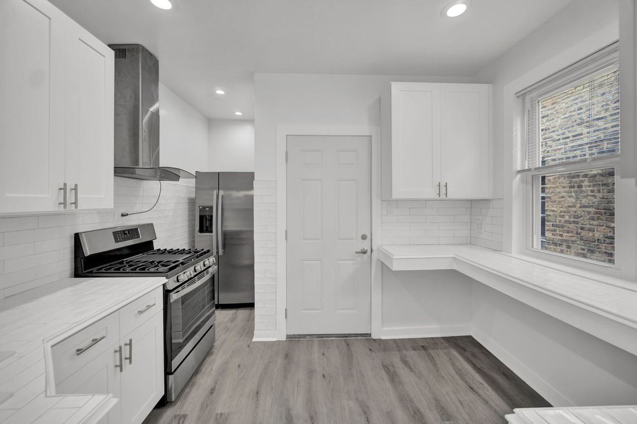 3234 W Waveland Ave #2 - Photo 6 of 8