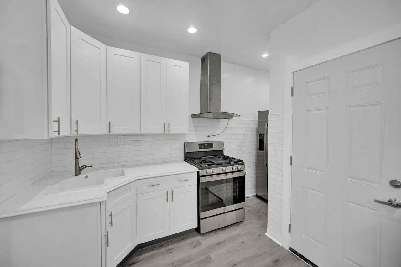 3234 W Waveland Ave #2 - Photo 7 of 8