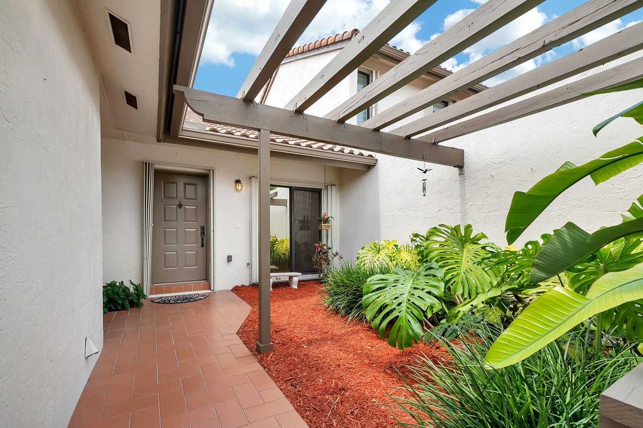 11364 Southwest 87th Terrace - Photo 2 of 8