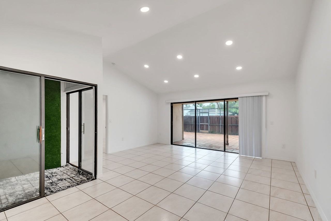 11364 Southwest 87th Terrace - Photo 4 of 8