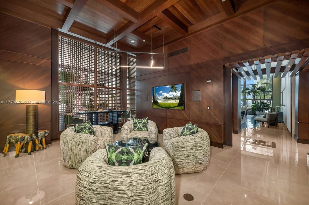 5875 Collins Ave #903 - Photo 2 of 8