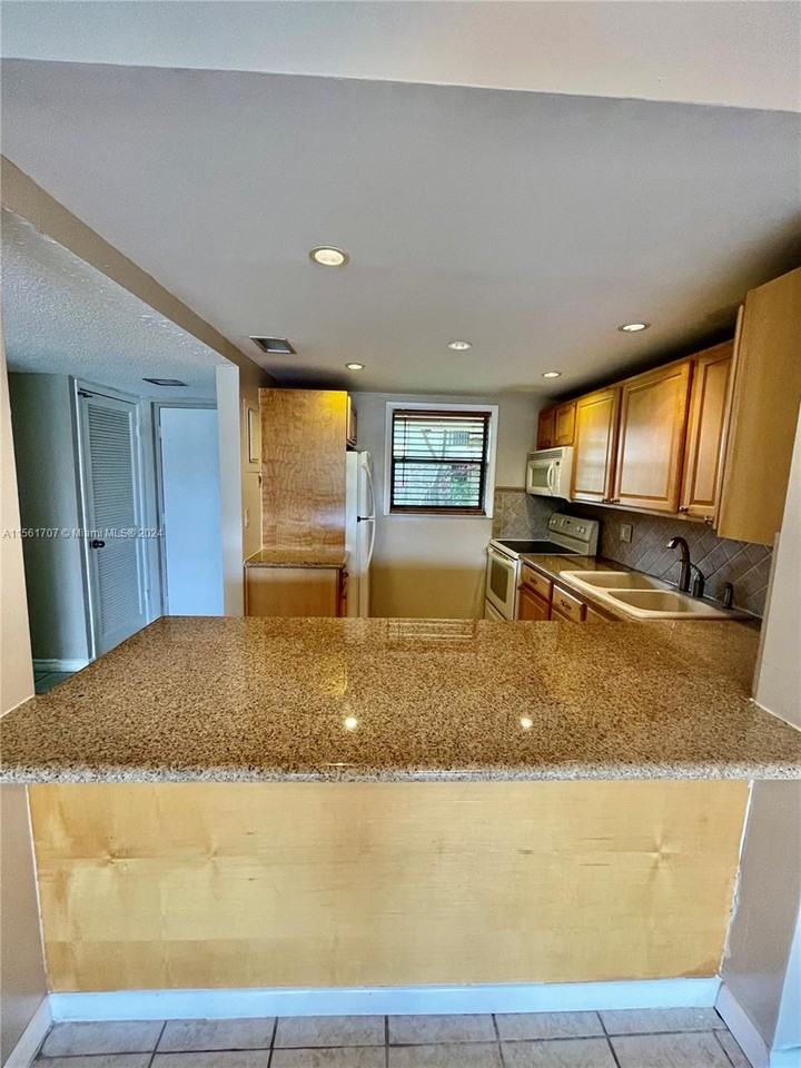 2324 S Cypress Bend Dr #2322 - Photo 2 of 8