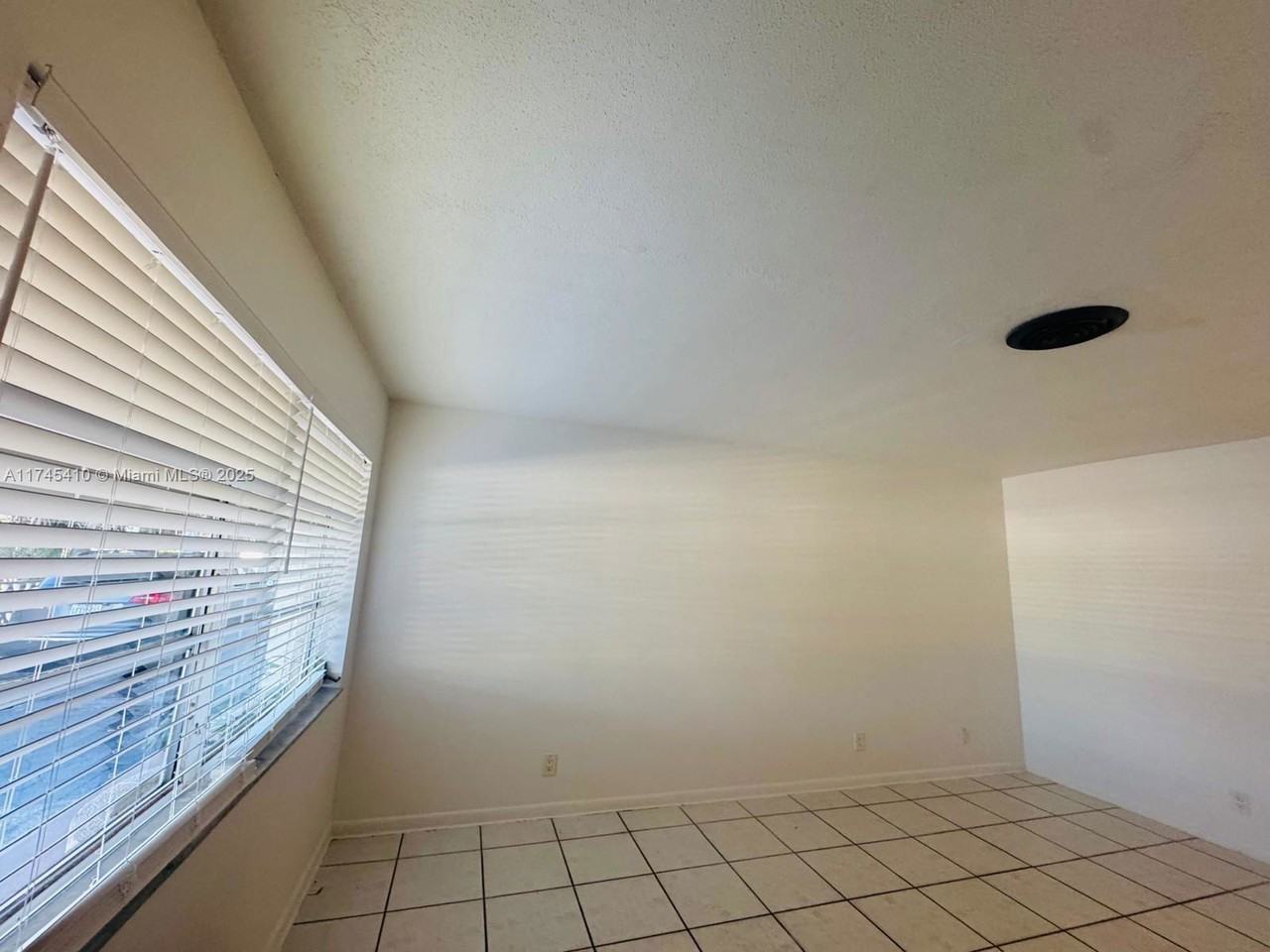 2053 Ne 25th Ave - Photo 3 of 8