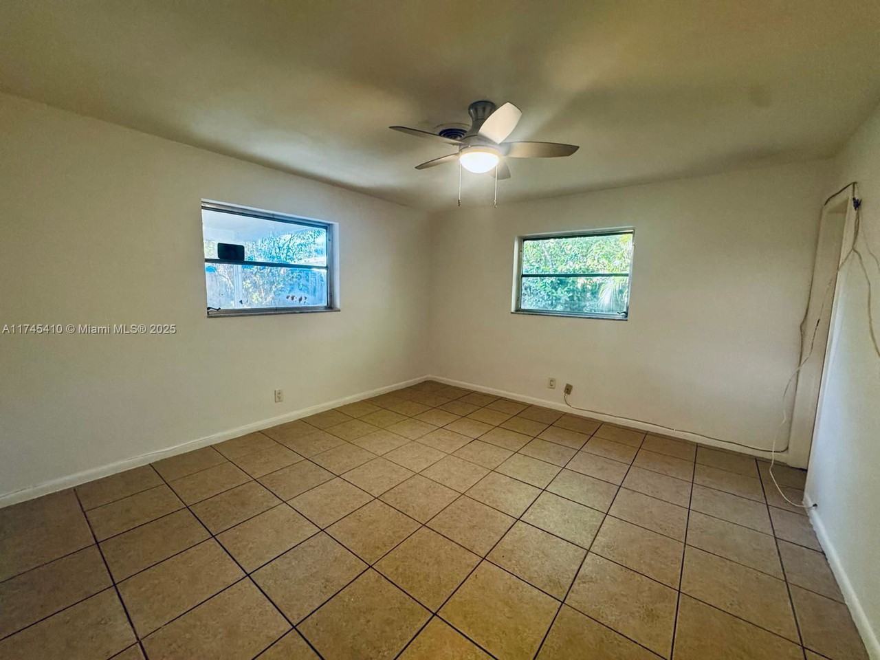 2053 Ne 25th Ave - Photo 4 of 8