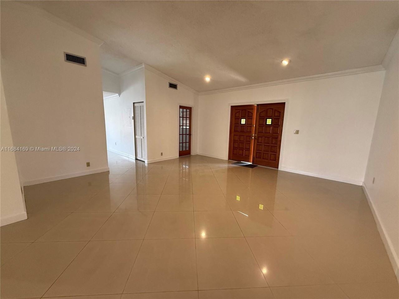 19th Ter Southwest 19th Terrace #14381SW - Photo 2 of 8