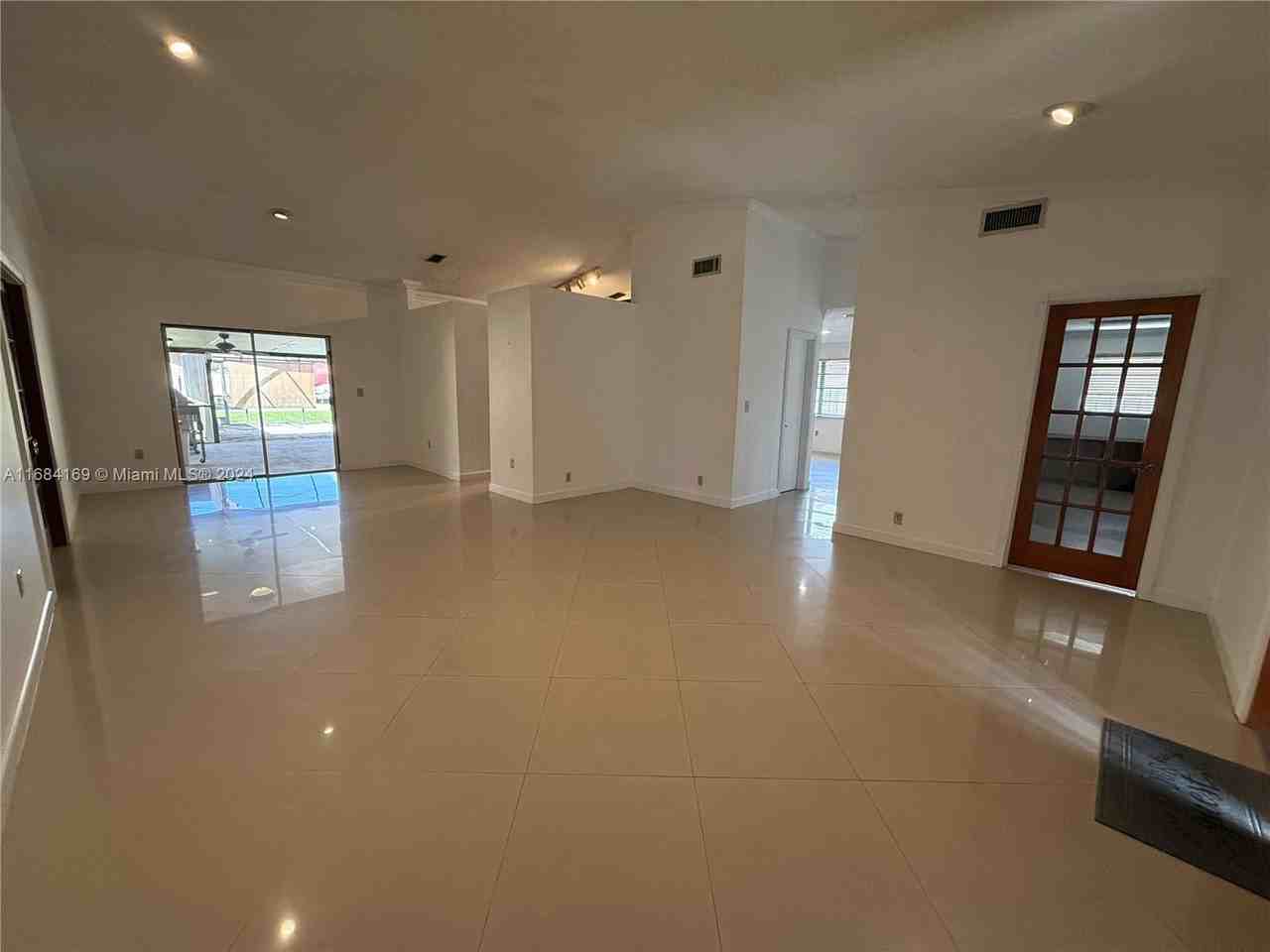 19th Ter Southwest 19th Terrace #14381SW - Photo 3 of 8