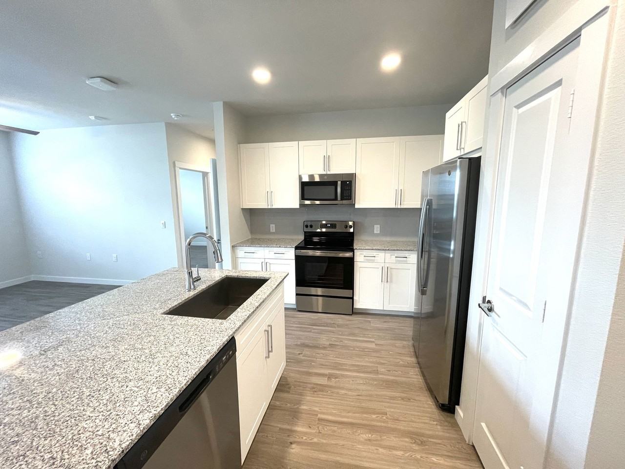 11925 Ring Dr #313 - Photo 5 of 8