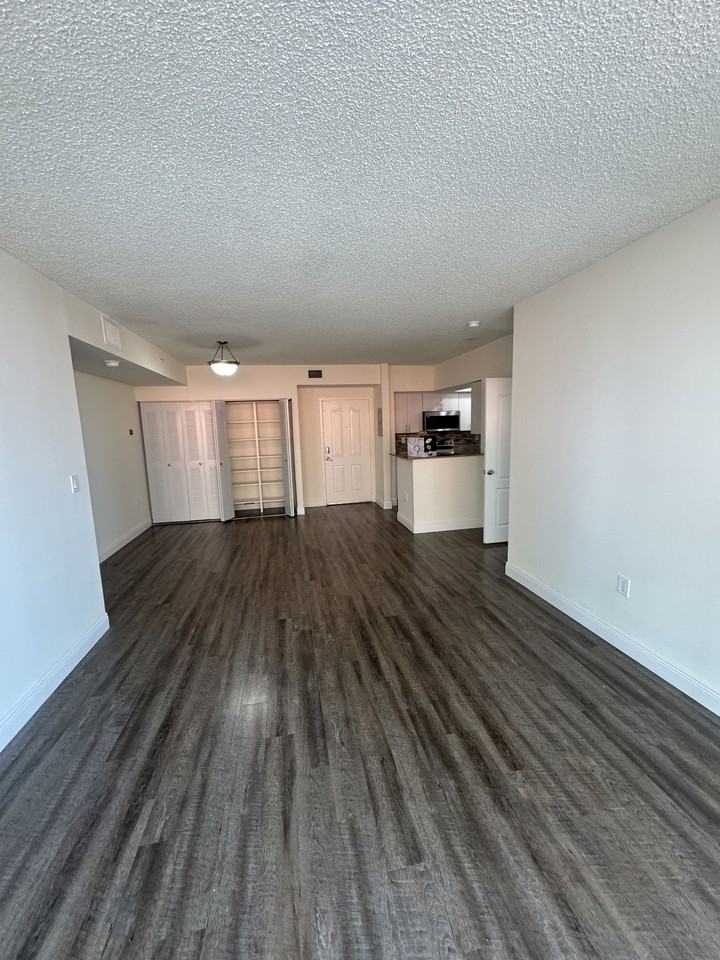 17000 N Bay Rd #703 - Photo 3 of 8