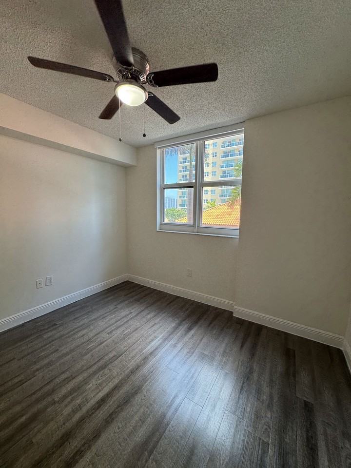 17000 N Bay Rd #703 - Photo 4 of 8