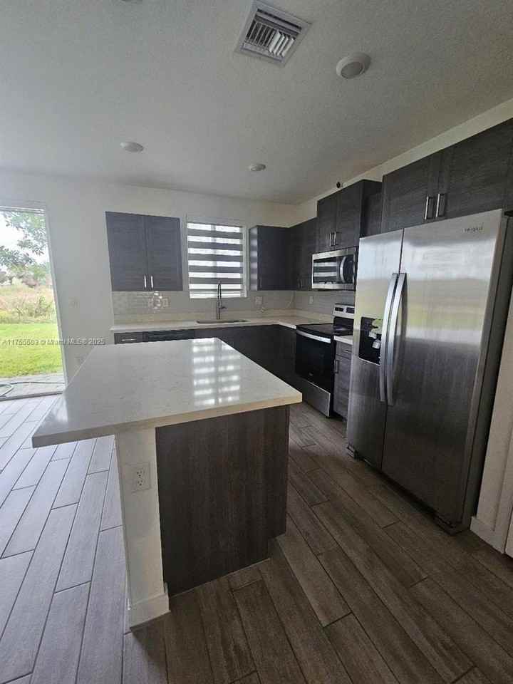 1028 Se 23rd Ave - Photo 2 of 8