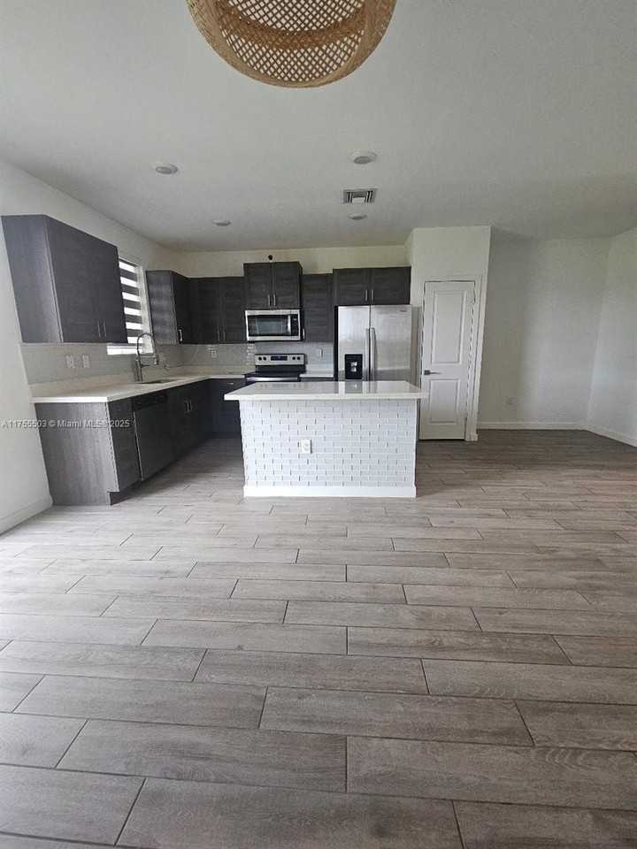 1028 Se 23rd Ave - Photo 3 of 8