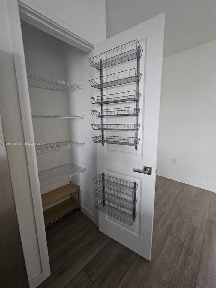 1028 Se 23rd Ave - Photo 4 of 8