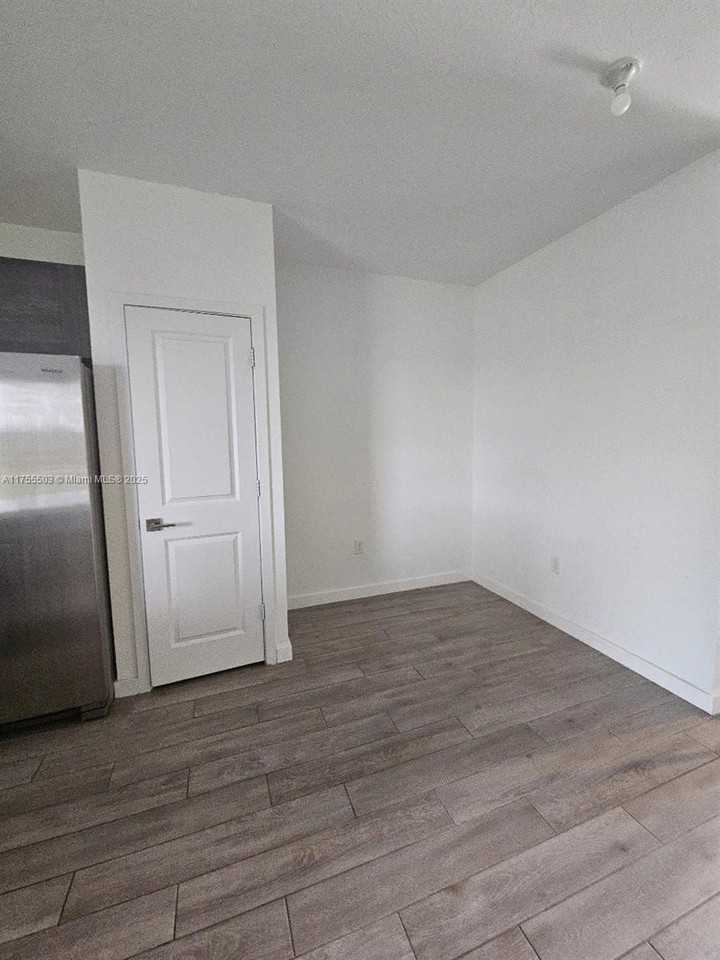 1028 Se 23rd Ave - Photo 5 of 8