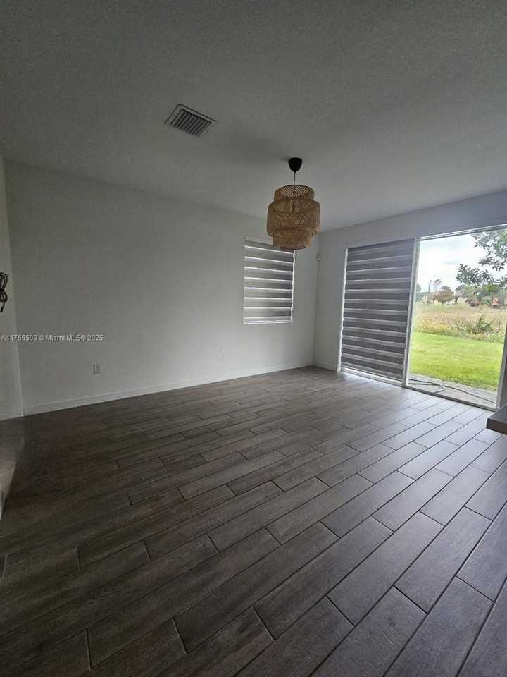 1028 Se 23rd Ave - Photo 6 of 8