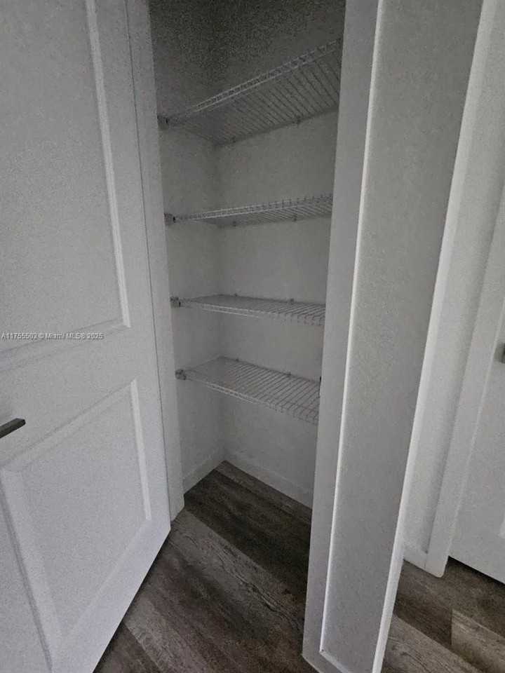 1028 Se 23rd Ave - Photo 7 of 8