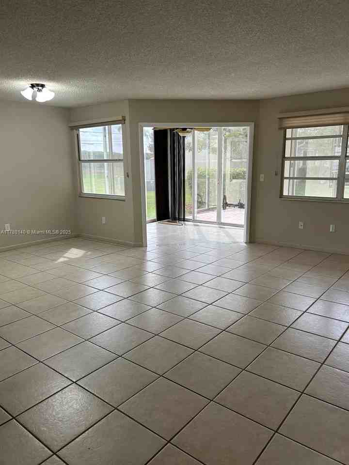 2277 Se 27th Dr - Photo 4 of 8