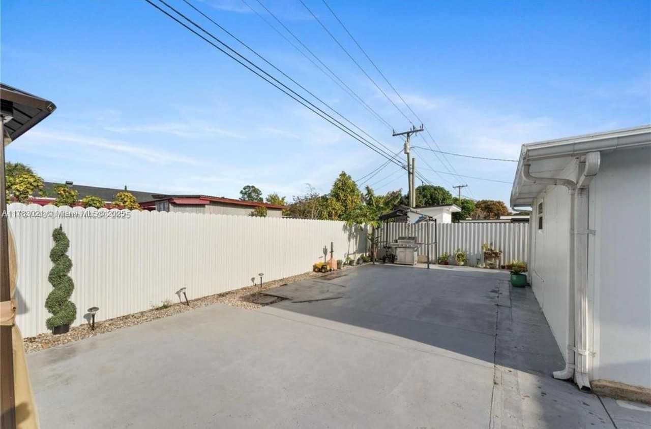 20701 Sw 117th Ave - Photo 2 of 7