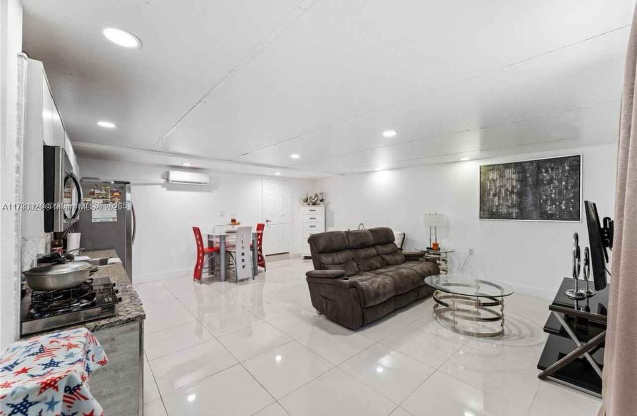 20701 Sw 117th Ave - Photo 5 of 7