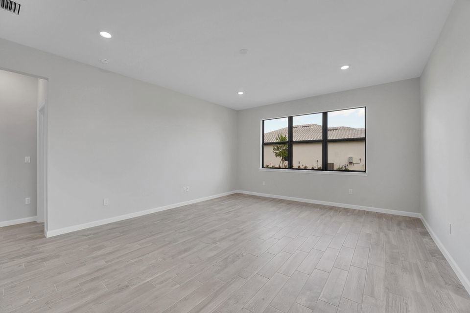 845 Se Courances Dr - Photo 6 of 8