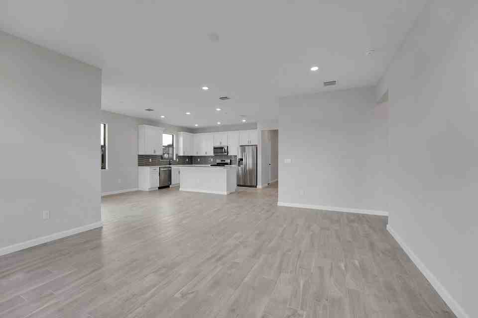 845 Se Courances Dr - Photo 7 of 8