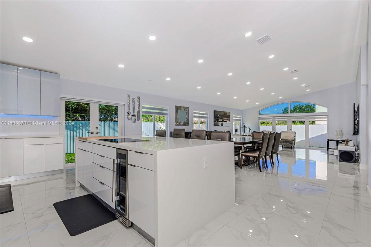 344 Sw 191st Ave - Photo 2 of 3