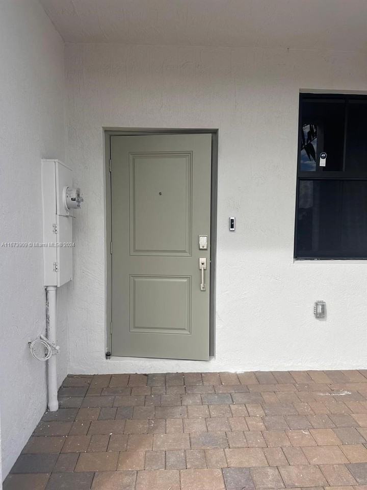 23022 Sw 130th Ave - Photo 2 of 8