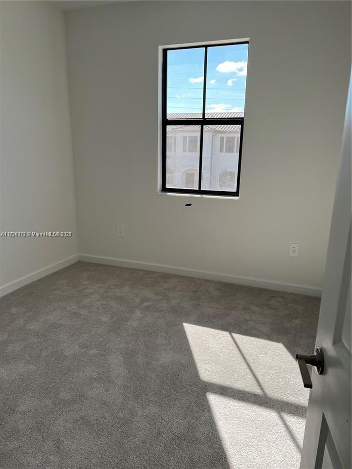 11787 Sw 247th Ter - Photo 4 of 8