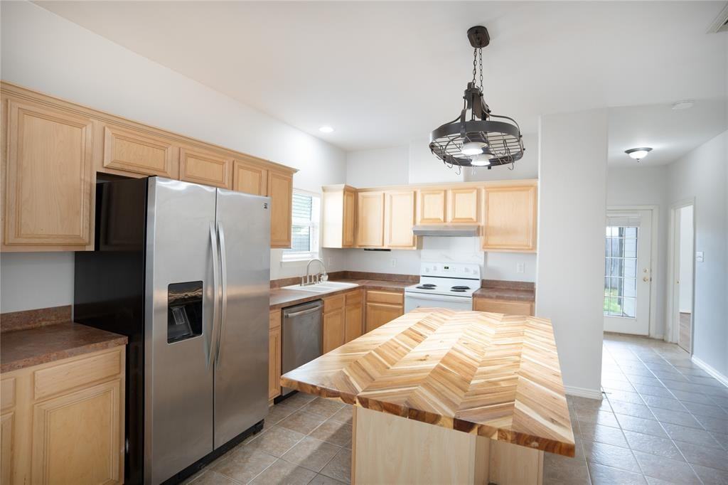 10215 Berry Hill Ln - Photo 4 of 7