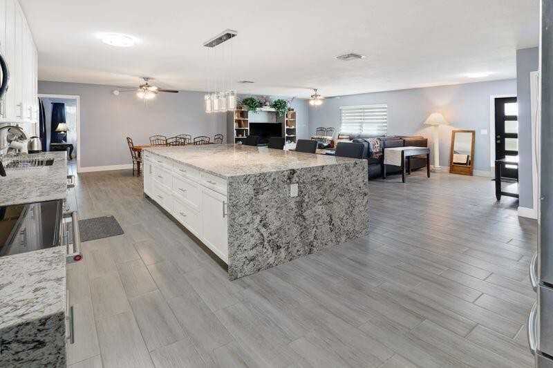 615 Ne 15th Pl #NE - Photo 3 of 8