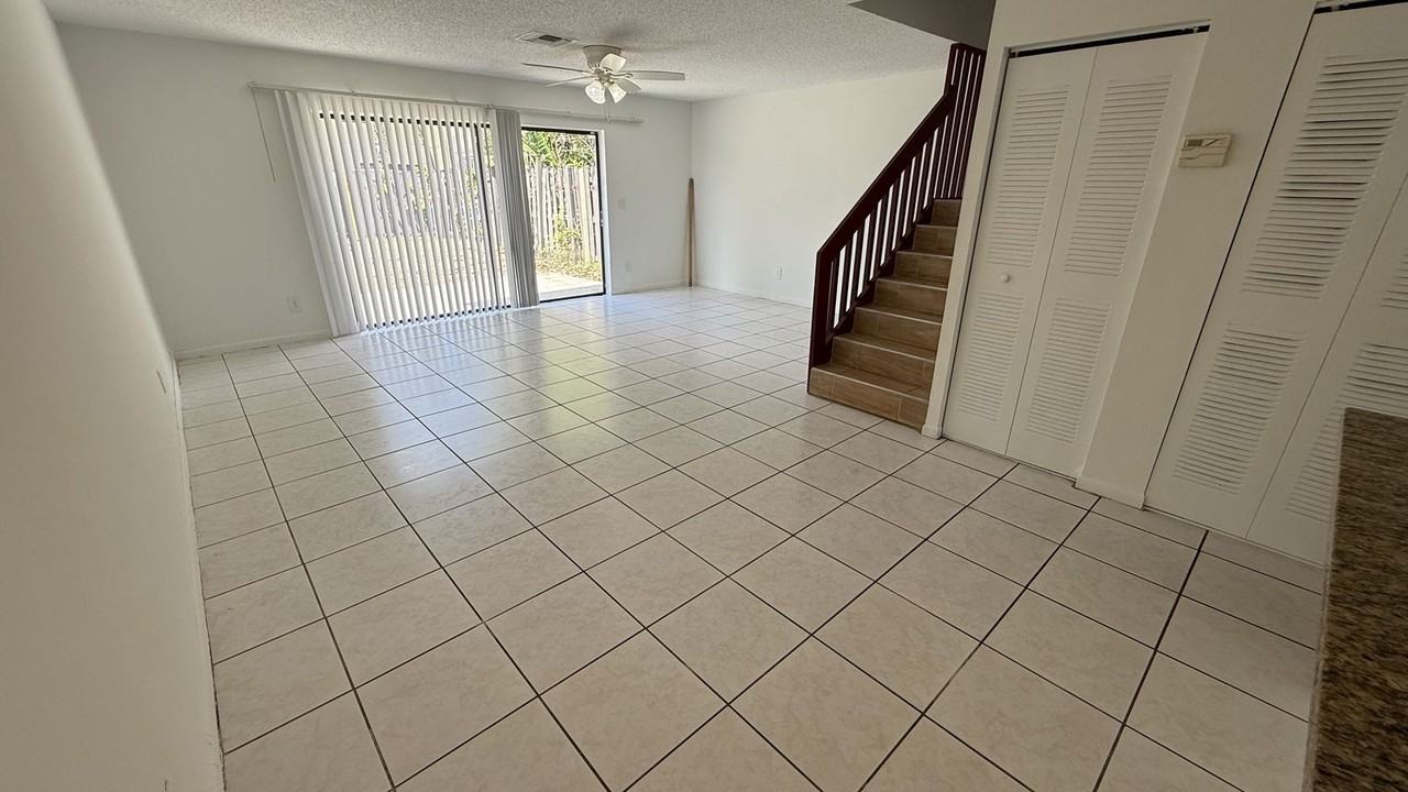 3381 Nw 75th Ter - Photo 7 of 8