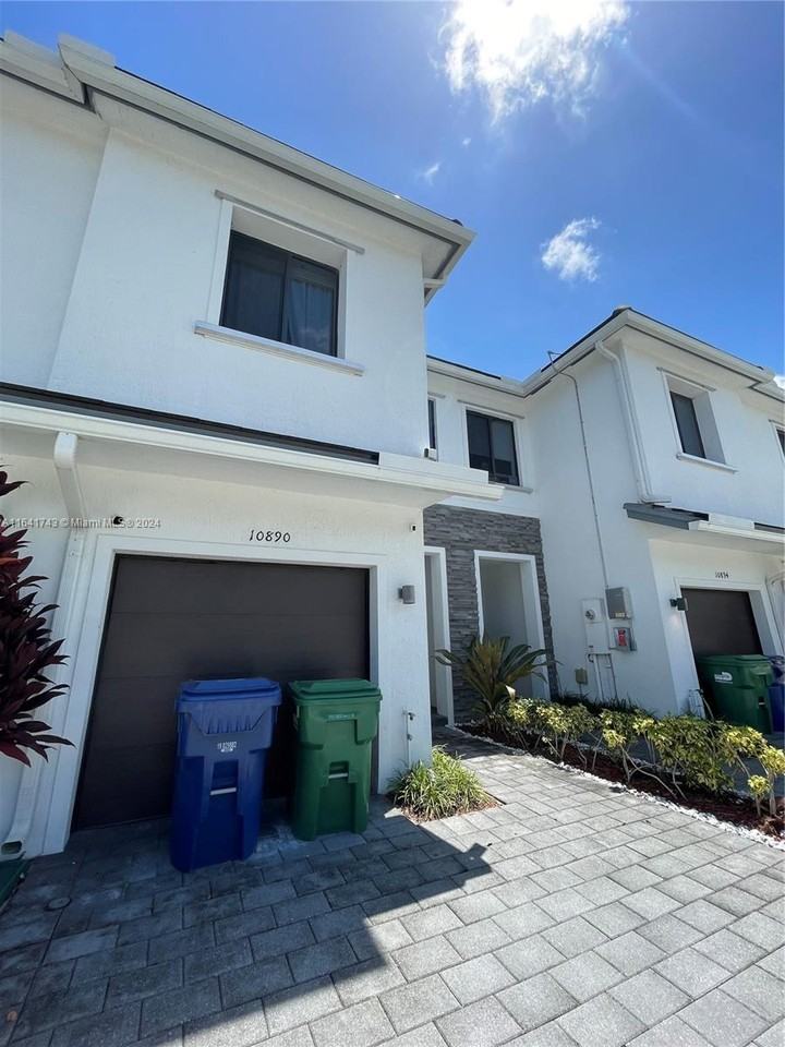 10890 Southwest 235th Street - Photo 3 of 8