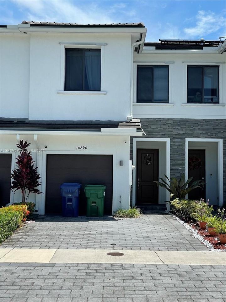 10890 Southwest 235th Street - Photo 5 of 8