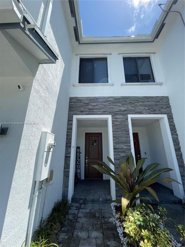 10890 Southwest 235th Street - Photo 6 of 8