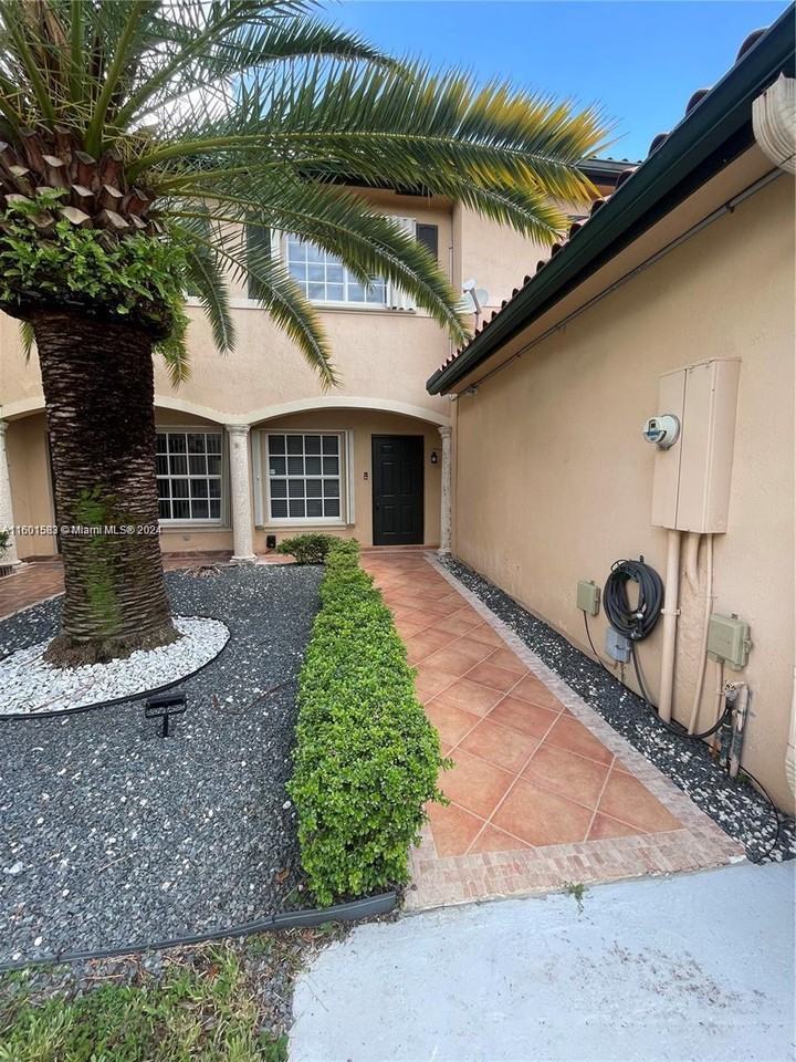 15241 Southwest 37th Terrace - Photo 2 of 8