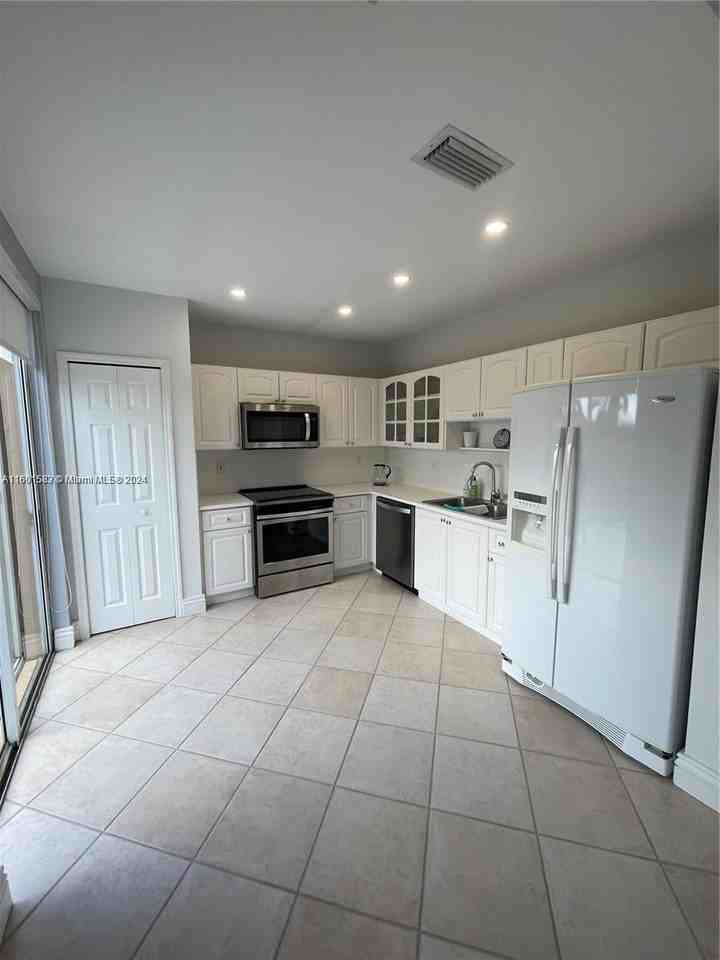 15241 Southwest 37th Terrace - Photo 4 of 8