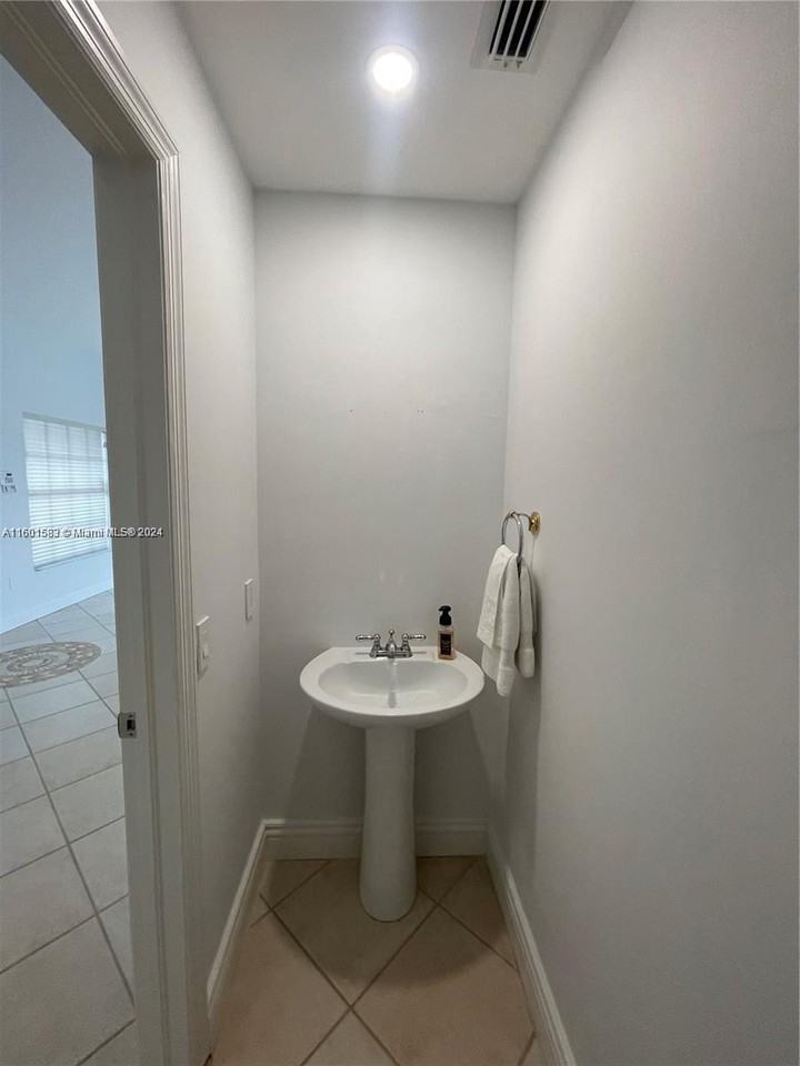 15241 Southwest 37th Terrace - Photo 5 of 8