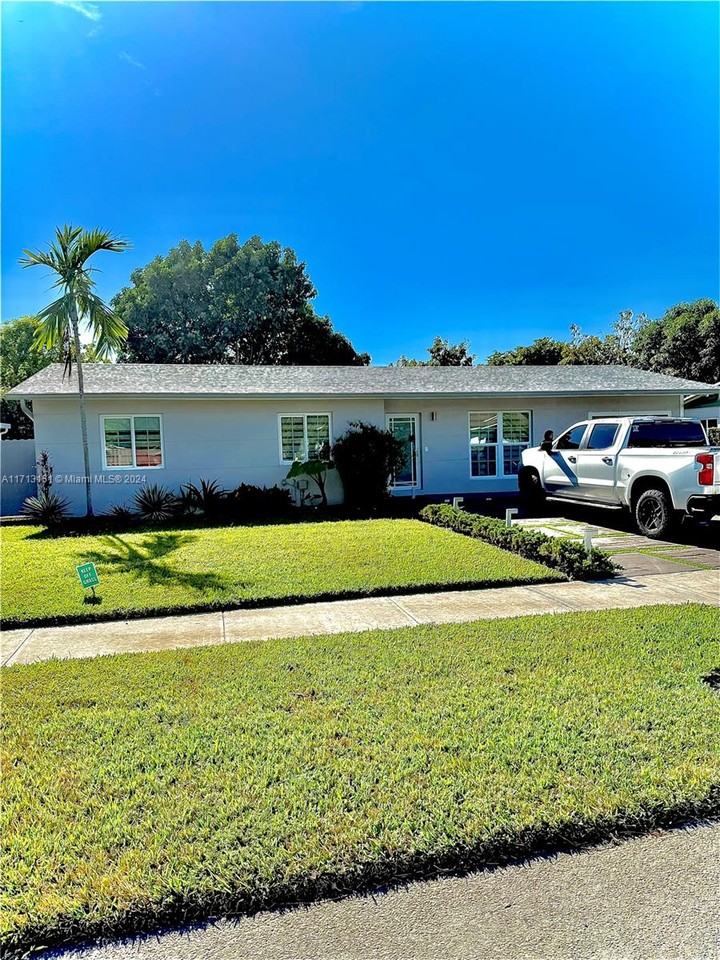 11120 Sw 154th St - Photo 2 of 8