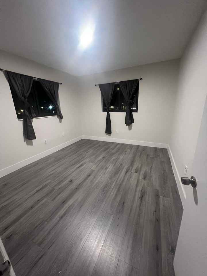 805 W 30th St - Photo 3 of 6